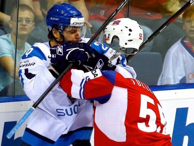 ice-hockey-head-knocked-off